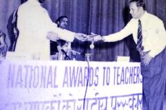 Mr.-Gaurang-Charan-receiving-the-National-Award-from-the-President-Gyani-Zail-Singh